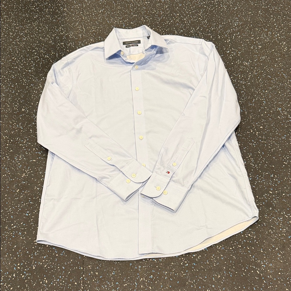Tommy Hilfiger Light Blue Dress Shirt 15 1/2 32/33
Regular Fit - Stretch